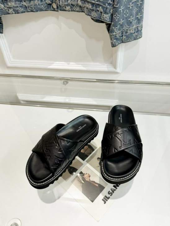 Picture of Louis Vuitton Slippers _SKULVsz35-4141-45mnf04011127